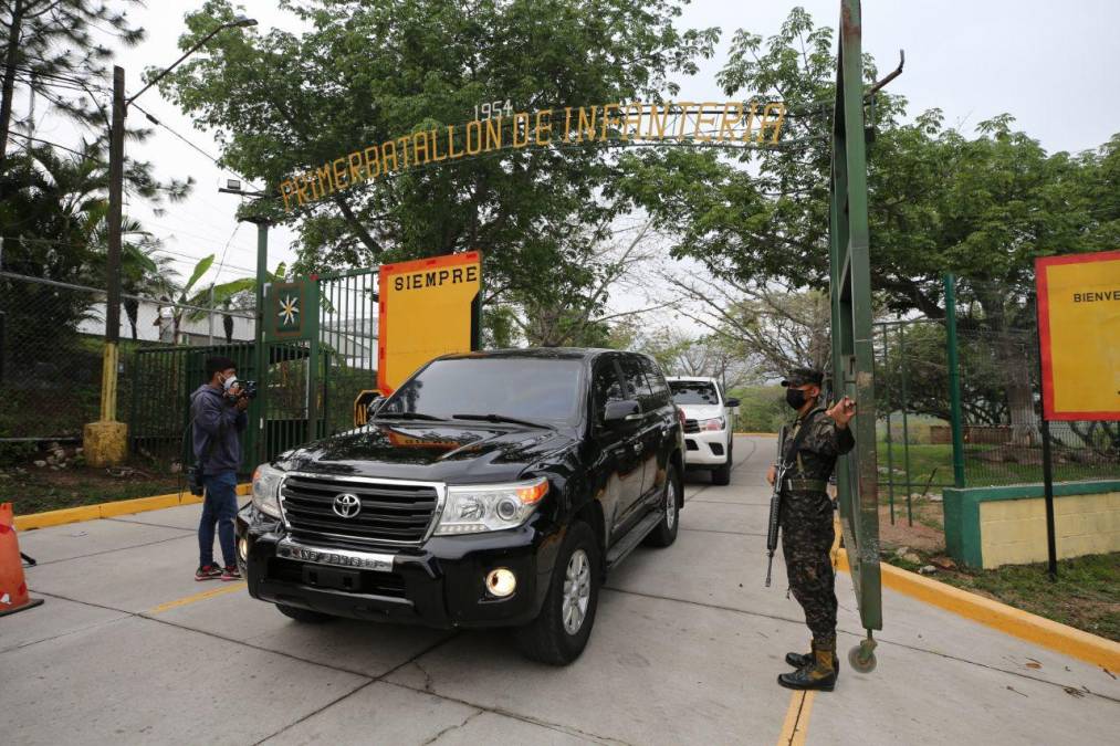 Momento en que sale una de las camionetas que participaron en el traslado de el “Tigre” Bonilla. 