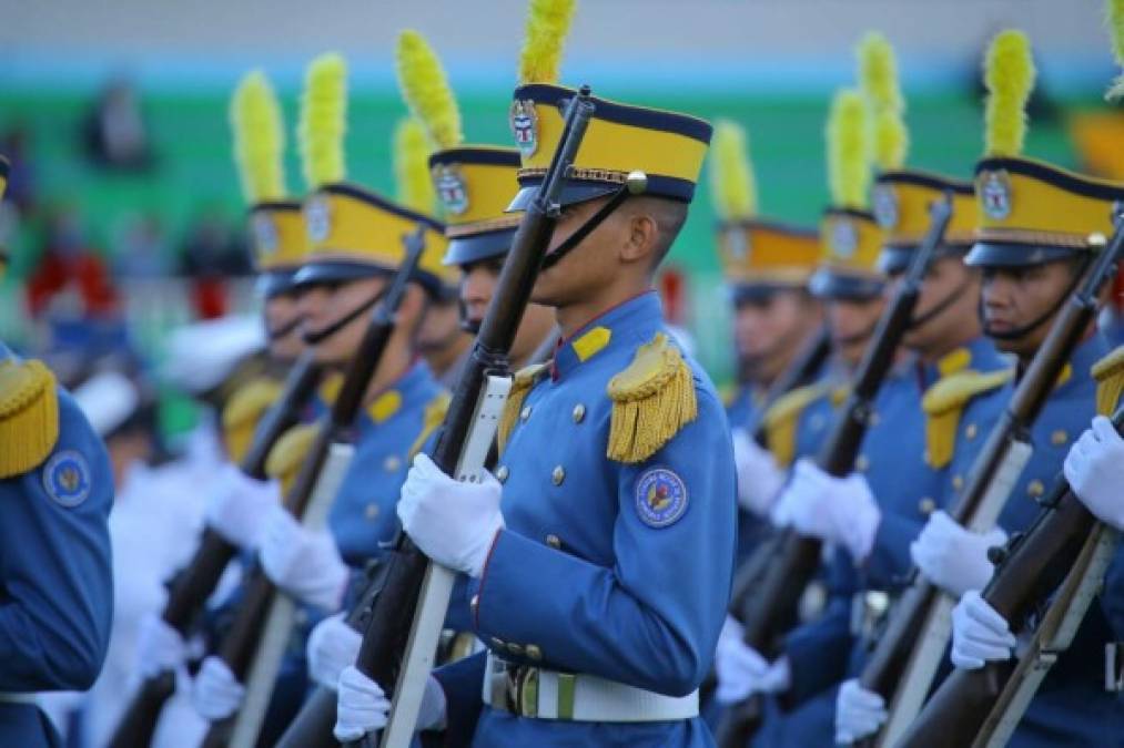 Cadetes desfilan en el inició de la sesión solemne para la ceremonia de posesión presidencial 2018-2022 del mandatario Juan Orlando Hernández Alvarado.