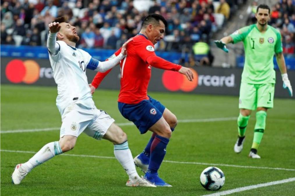 Messi empezó la bronca al darle este empujón a Gary Medel en una disputa por el balón. Foto EFE