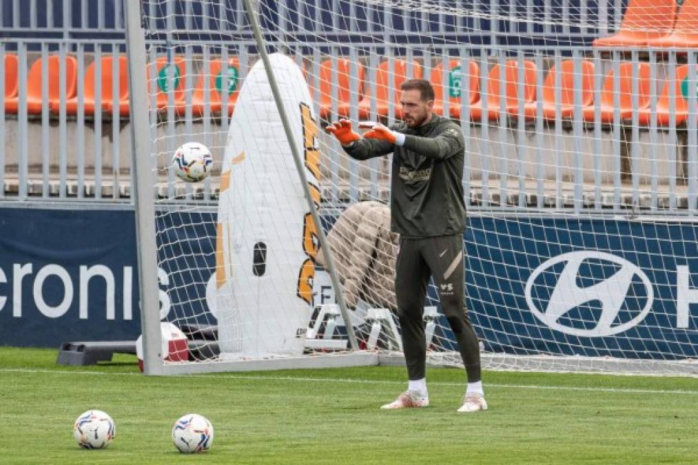 El portero del Atlético de Madrid, Jan Oblak, ha dejado la puerta abierta respecto a su futuro y no descarta irse de la Liga española: ' No sé lo que me deparará el futuro, pero estoy seguro de en qué liga jugaría, podría jugar bien. Nunca se puede saber qué pasará en el futuro“, indicó. Foto EFE.