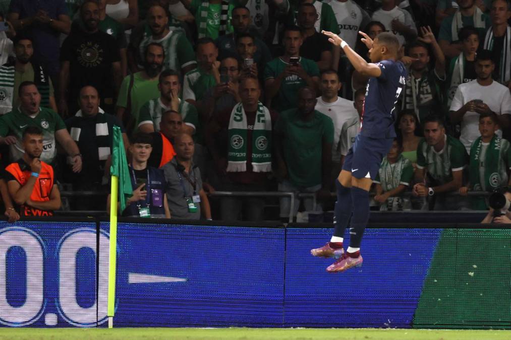 Así celebró Kylian Mbappé su gol, tras pase de Messi, para la remontada del PSG ante Maccabi Haifa.