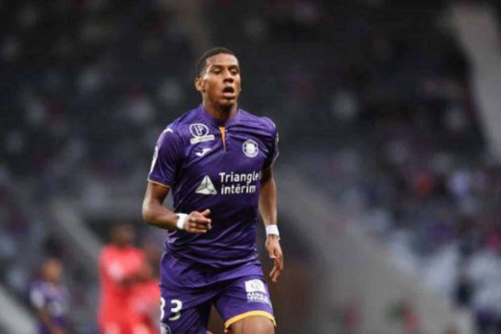 Nacido en la Guayana francesa un 30 de diciembre de 1999, el central Jean Clair Todibo mide 1,89m de estatura y tan solo ha disputado 10 partidos en su carrera en el fútbol profesional. Debutó con el primer equipo del Toulouse el pasado 19 de agosto frente al Burdeos y desde entonces Alain Casanova, entrenador del cuadro viola, lo convirtió en un fijo en el eje de la zaga. Será el nuevo jugador del Barcelona.