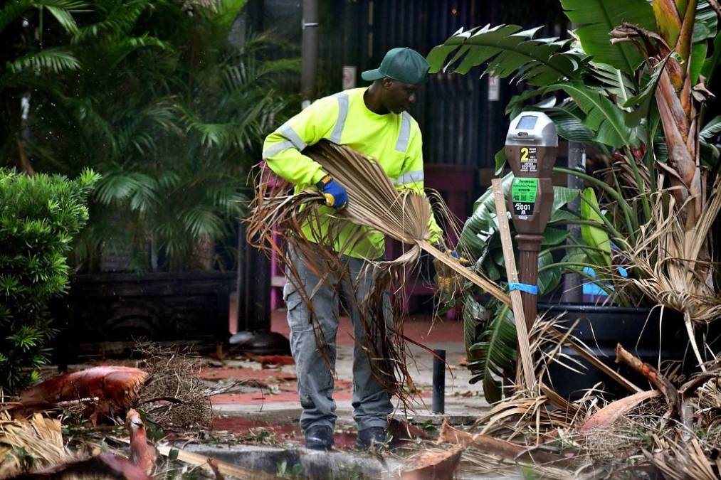 Un trabajador local limpia escombros en el centro de San Petersburgo después de que el huracán Ian pasara por el área el 29 de septiembre de 2022 en San Petersburgo, Florida.
