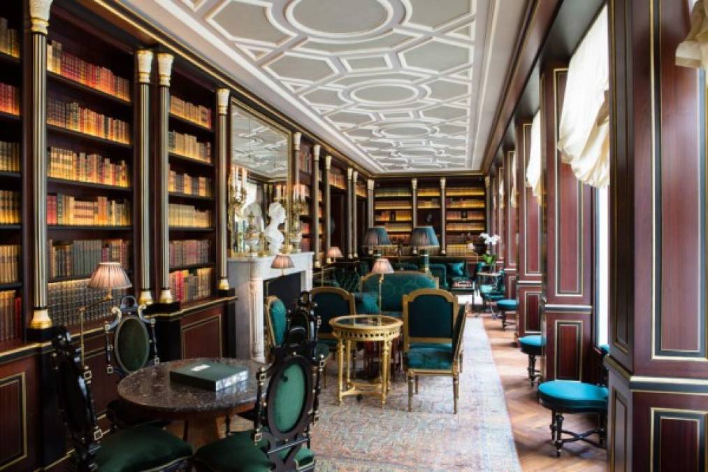 Este hotel cinco estrellas, cuenta con un restaurante galardonado con dos estrellas Michelin, de estilo Napoleón III en el que destaca su enorme biblioteca.