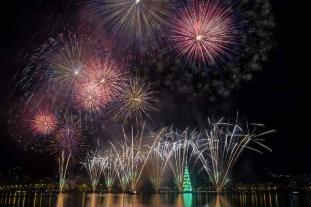 El árbol, una estructura metálica de 70 metros de altura y compuesto por 900.000 bombillas led, fue iluminado el sábado sobre la Laguna Rodrigo de Freitas, en la zona sur de la ciudad. La última vez en hacerlo fue en 2015, año en el que una fuerte ventisca lo partió en dos a una semana de la inauguración y obligó a reducir su altura de los tradicionales 85 metros a poco más de 50.