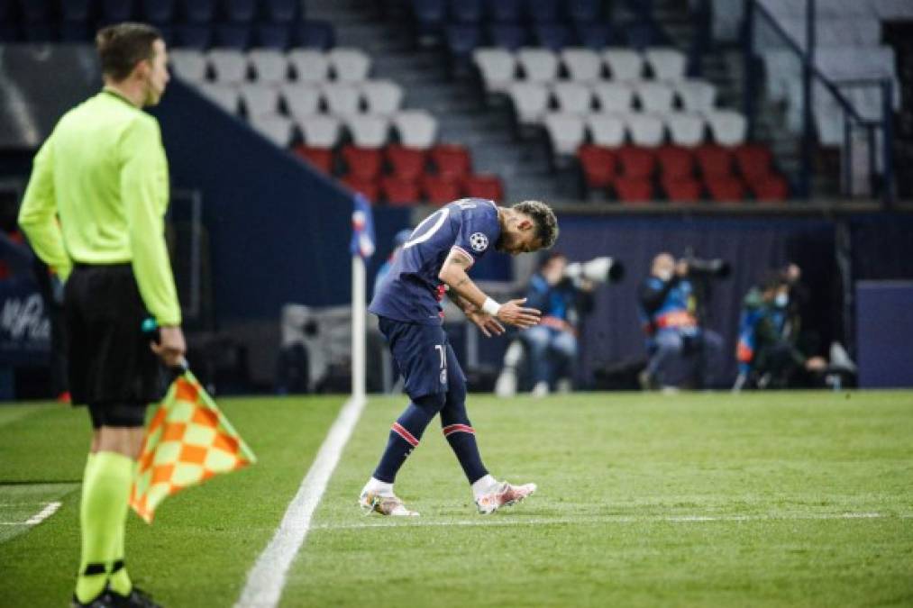 Neymar, también muy creyente, saliendo a la cancha del Parque de los Príncipes.