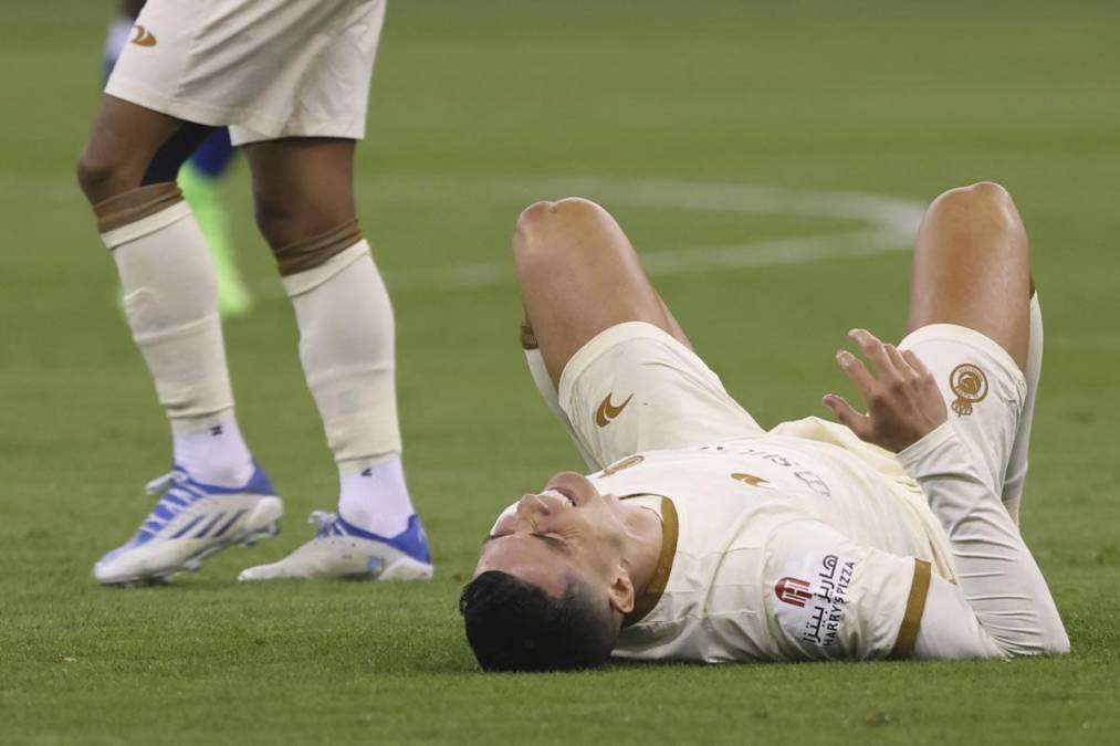 Los gestos de dolor de Cristiano Ronaldo tras la dura falta que recibió.