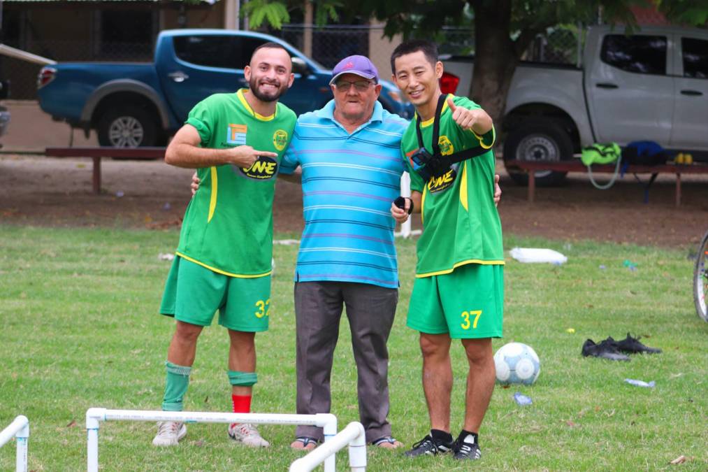 El carismático influencer sorprendió a sus seguidores con su presencia en uno de los entrenamientos del club, en sus días de preparación previó al importante duelo por los octavos de final.