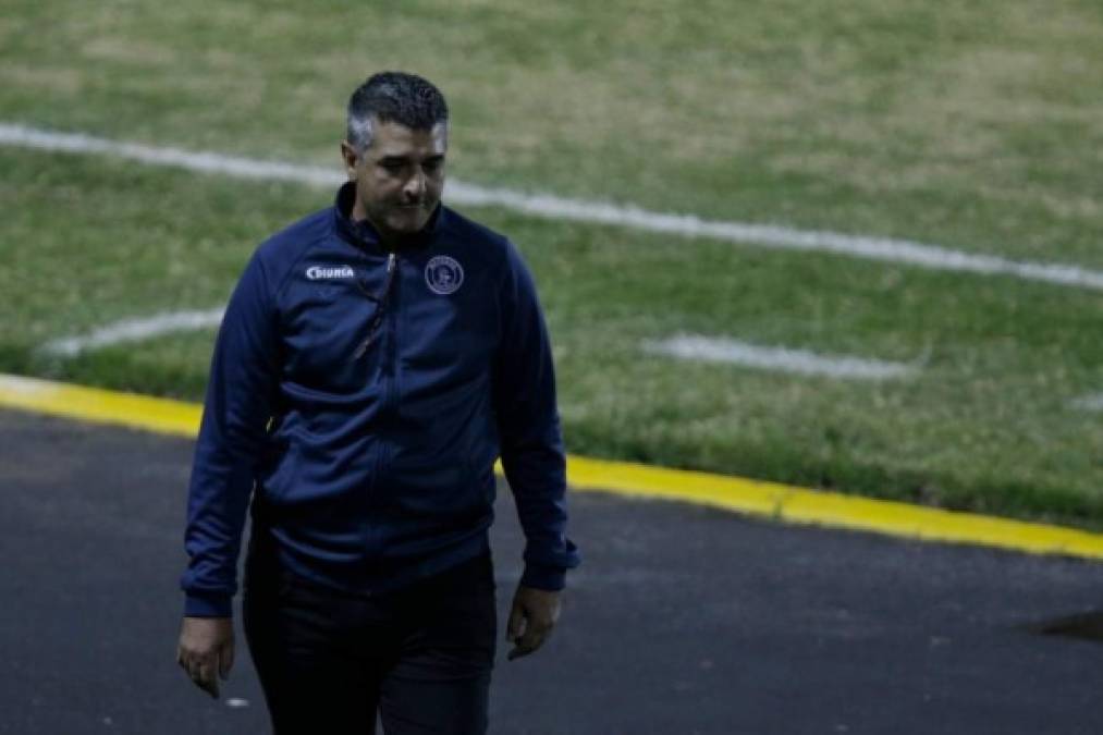 La frustración y amargura de Diego Vázquez eran evidente en su rostro. Los goles del Olimpia fueron duros golpes.