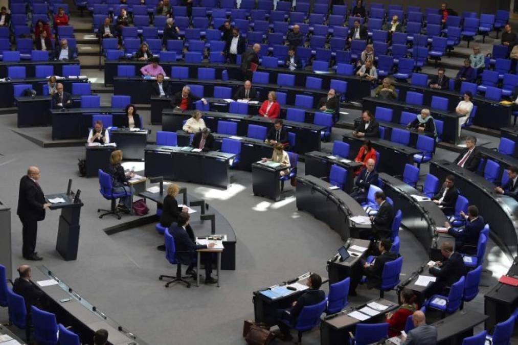 Parlamentos de todo el mundo también han implementado la distancia social en sus instalaciones para evitar el contagio entre legisladores en momentos de crisis global por la pandemia. En la imagen, el Congreso en Berlín, Alemania.