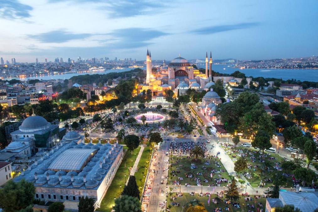 Estambul, es la ciudad más grande de Turquía y una de las mayores ciudades de Europa. Asimismo es la capital administrativa de la Provincia de Estambul, una de las 81 en las que está dividida Turquía.