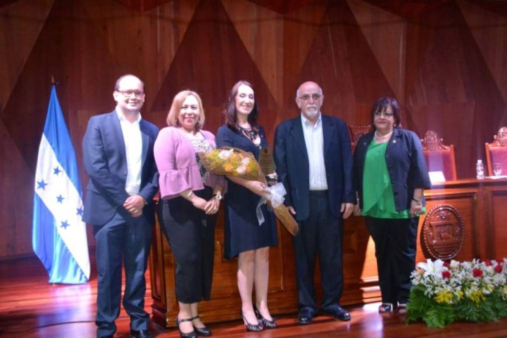 María Elena Bottezzi de nacionalidad italiana y hondureña se siente una hondureña más, dice amar el país; la UNAH y el gobierno le han reconocido su trayectoria. <br/><br/>Bottezzi estudio en la Escuela Americana, y la UNAH, llegó a los ocho años procedente de Genova, Italia; se formó en Honduras y especializó en EEUU.<br/><br/>Mayor reconocimiento: Bottazzi fue seleccionada como una de las 100 mujeres líderes en salud global por el Graduate Institute de Ginebra.