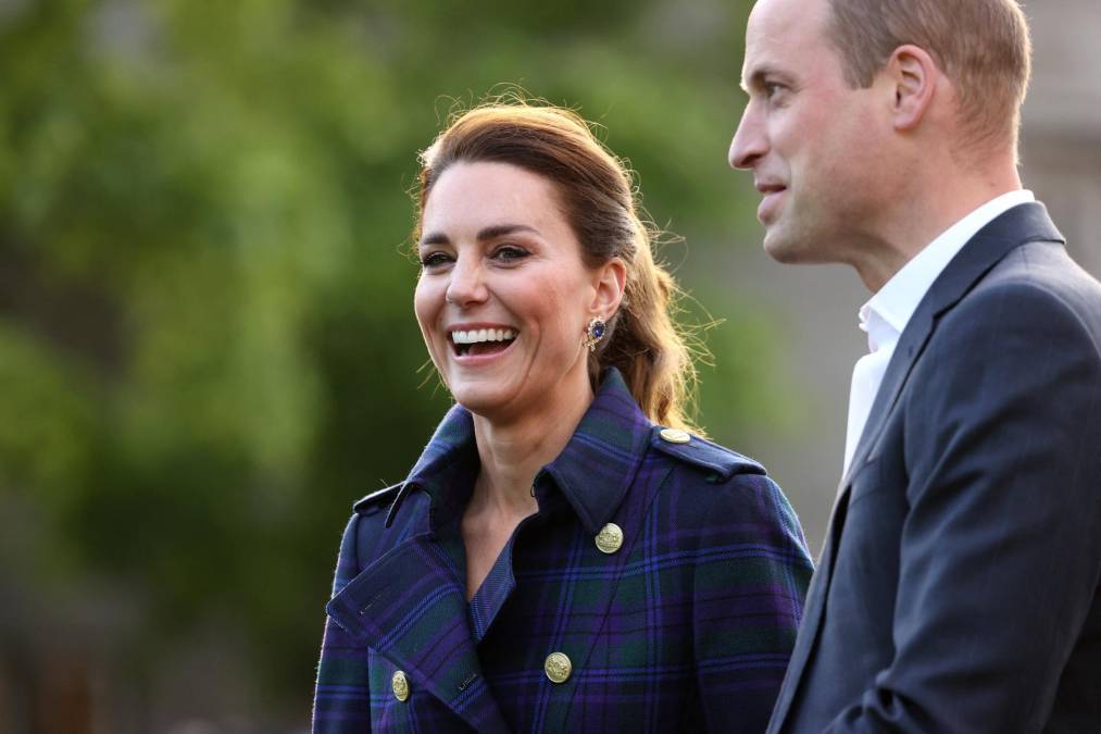 En los albores de su relación con William, en la universidad escocesa de Saint Andrews, los orígenes sociales de Kate, que se crio en una familia de clase media, dieron mucho que hablar, así como su capacidad para integrarse en el mundo de la realeza, lleno de tradiciones y convenciones.