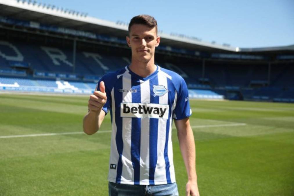 Adrián Marín ha sido presentado como nuevo jugador del Alavés. Ya luce el dorsal 17 en su nueva camiseta.