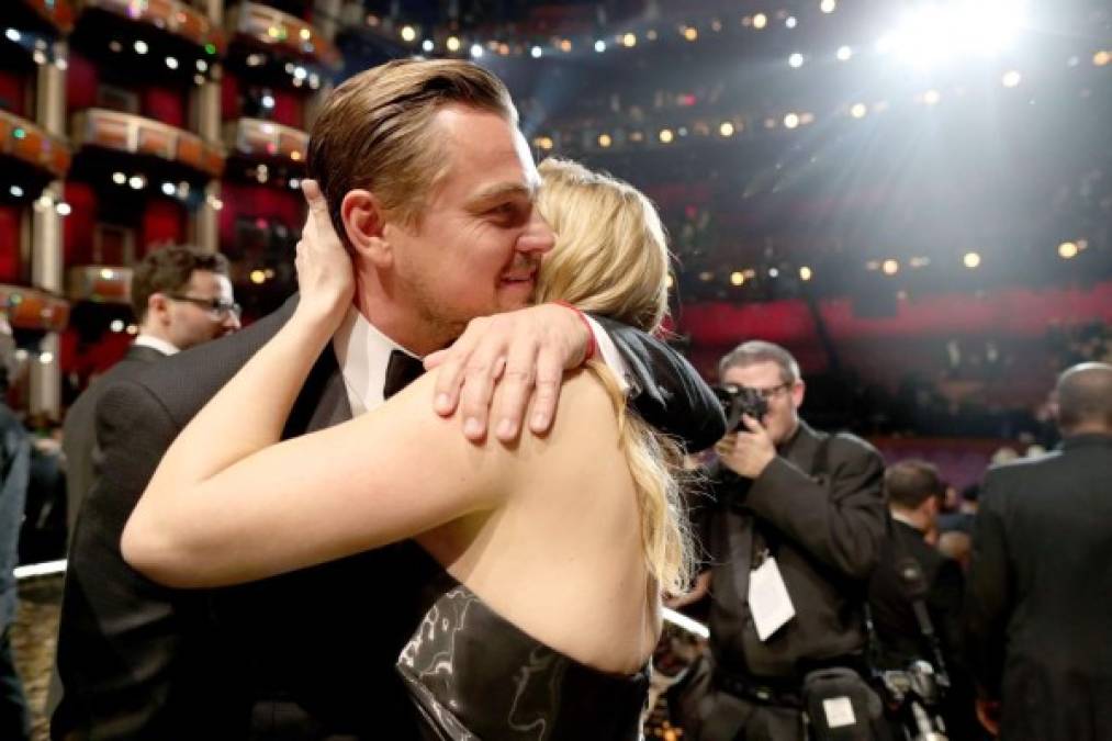 Leonardo DiCaprio por fin se llevó una estatuilla a Mejor actor. En la imagen con su amiga Kate Winslet.