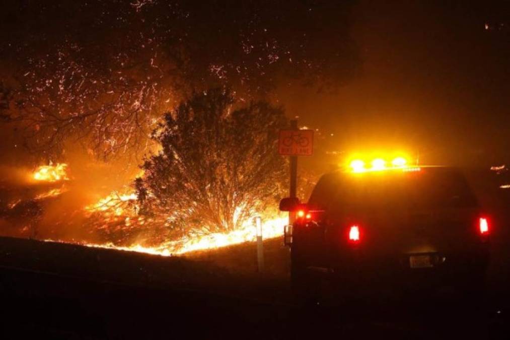 Al anochecer del domingo, decenas de bomberos libraron una batalla para impedir que las llamas cruzaran el Camino Silverado, una importante vía de tránsito, mientras las llamas amenazaban el Hospital Adventista St. Helena, que fue desalojado horas antes.