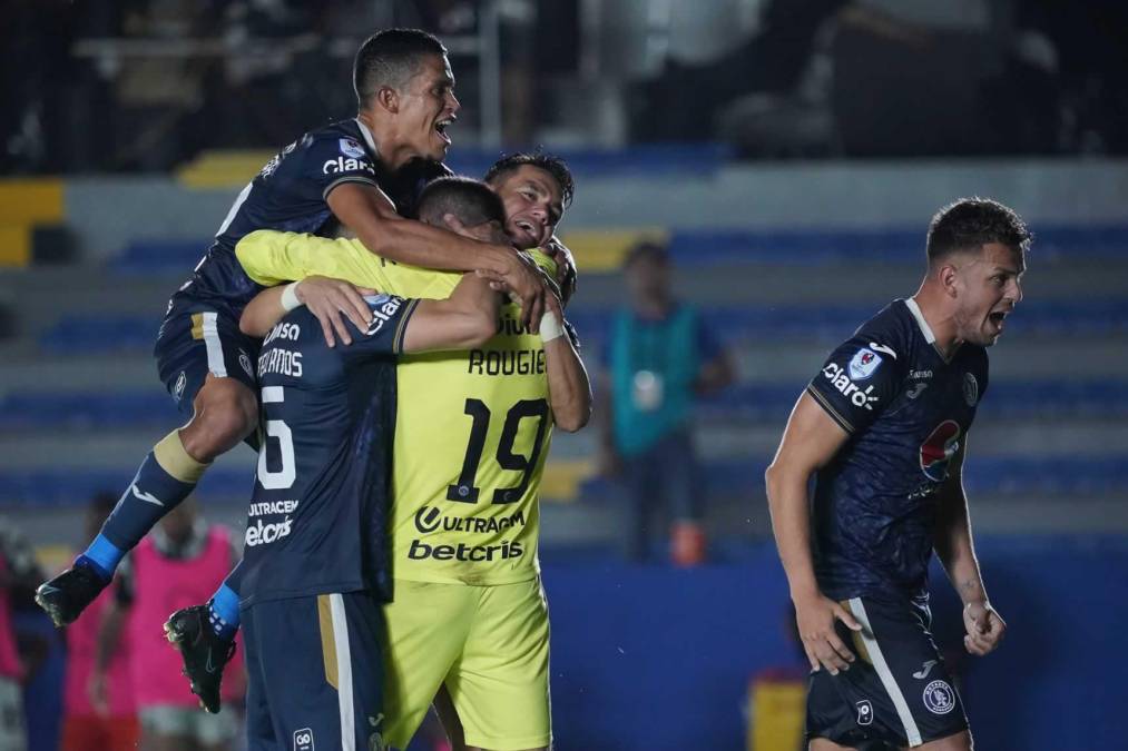 Los jugadores del Motagua se abalanzaron sobre Jonathan Rougier para celebrar la clasificación a semifinales de la Liga Concacaf.