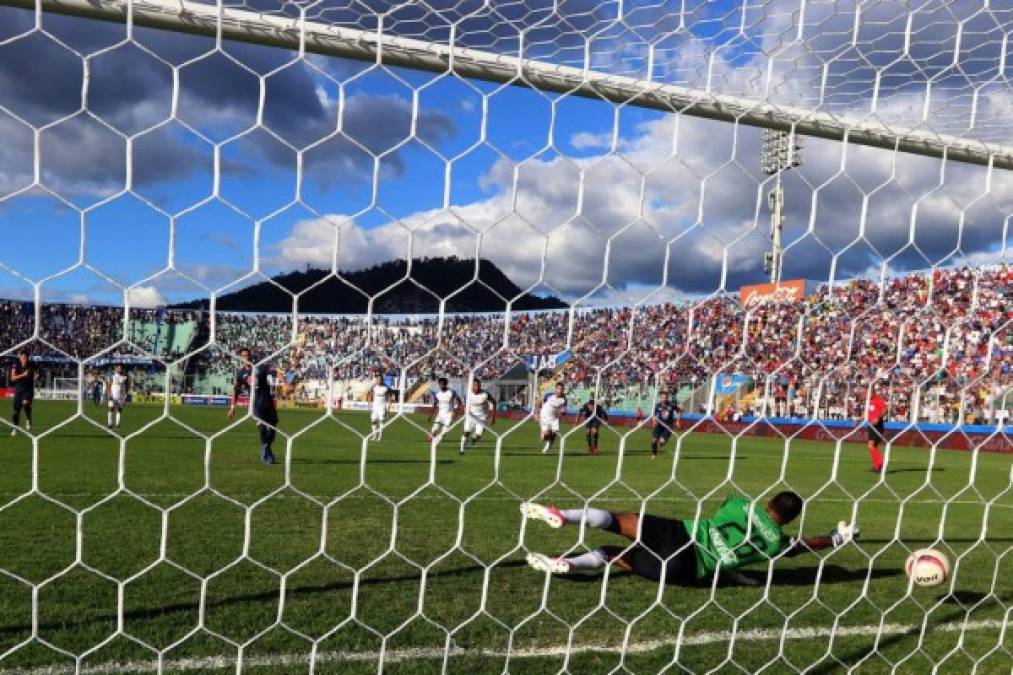 El momento del penal que le marcó Roberto Moreira a Donis Escober.