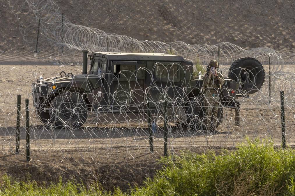 Cientos de soldados custodian la frontera en Texas bloqueando ingreso de migrantes
