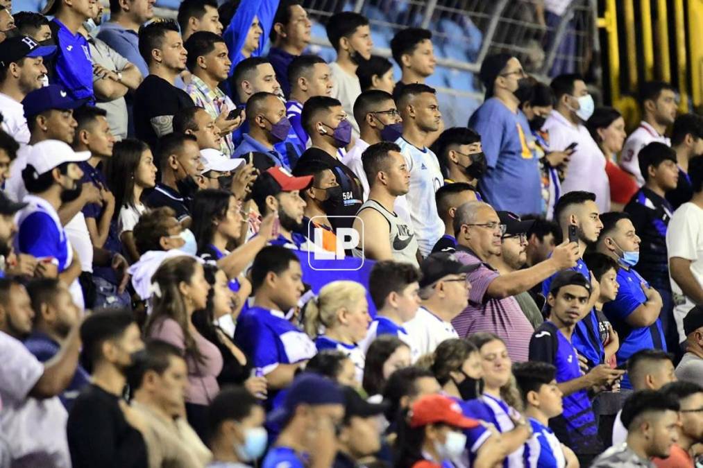 Un buen número de aficionados hondureños se hicieron presentes al estadio Olímpico para apoyar a la Selección Nacional en el duelo ante Curazao.