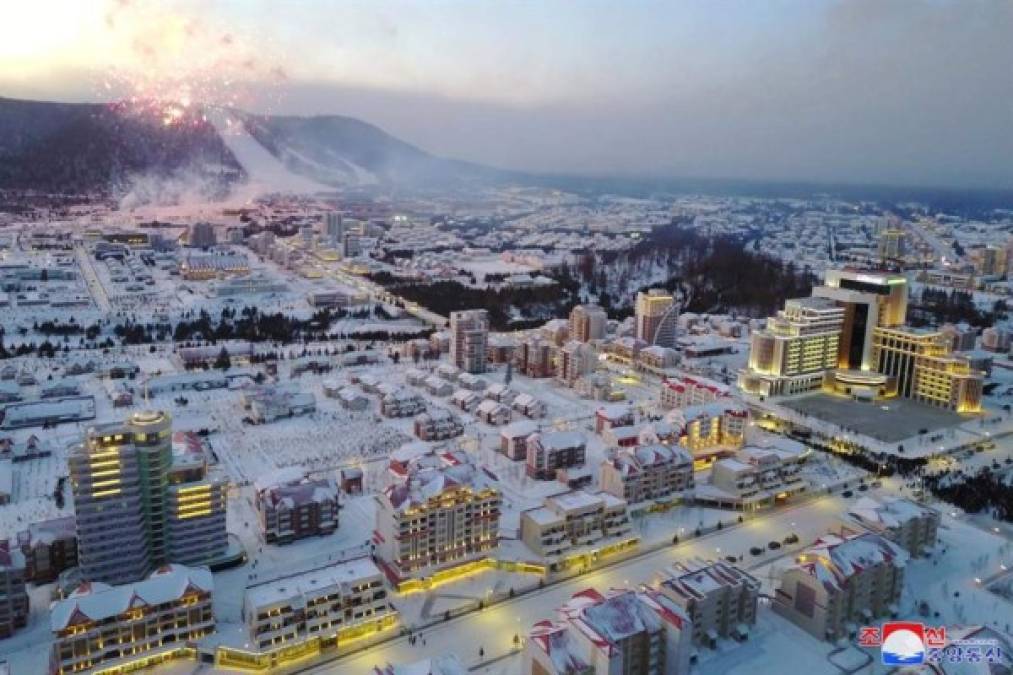 El gobierno invirtió unas sumas colosales en el titánico proyecto, todavía inacabado, de la reconstrucción de esta ciudad, que antaño fue capital de un condado fronterizo con China y en la que nació, según la propaganda norcoreana, Kim Jong Il, padre y predecesor de Kim Jong Un.