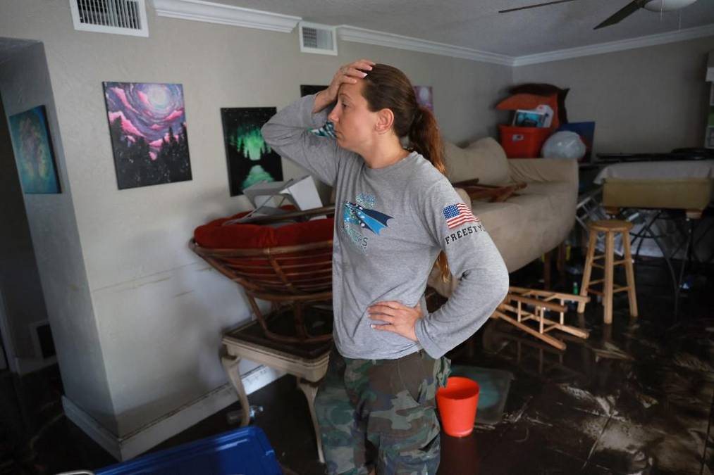 Stefanie Karas se encuentra en su apartamento después de que el agua de la inundación lo inundara cuando el huracán Ian pasó por el área en Fort Myers, Florida. La Sra. Karas es artista y estaba rescatando lo que podía de su casa. 