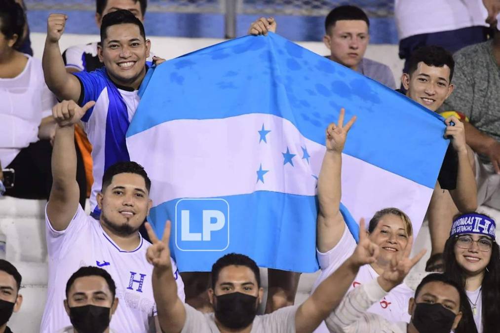 Los hinchas catrachos le dieron vuelta a la página del fracaso mundialista y llegaron al coloso sampedrano para alentar a la ‘H‘.