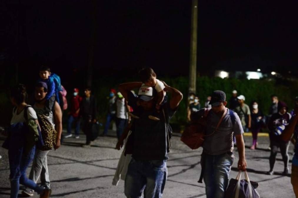 Los migrantes despegaron a pie de la terminal de buses de a San Pedro Sula, la segunda ciudad de Honduras, situada 180 km al norte de Tegucigalpa.<br/><br/>Miembros de la Cruz Roja Hondureña, que abastecían a los migrantes de documentos de orientación para la travesía y medicamentos básicos, aseguraron a la AFP que contabilizaron unos 1.200 en un primer grupo y cerca de 2.000 en un segundo que partió horas después.