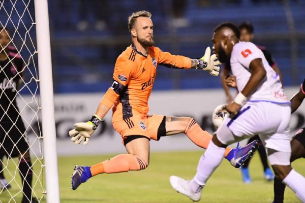 Jorge Benguché con este centró asistió a Yustin Arboleda para el empate 2-2.