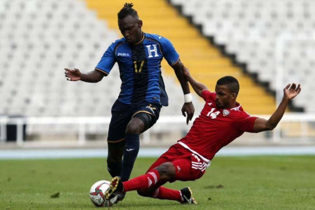 Mahmoud Khamees se barre para robarle el balón a Alberth Elis. Foto AFP