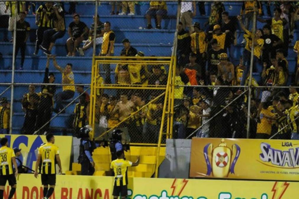 La barra del Real España intentó romper un portón del estadio Morazán para invadir el campo.