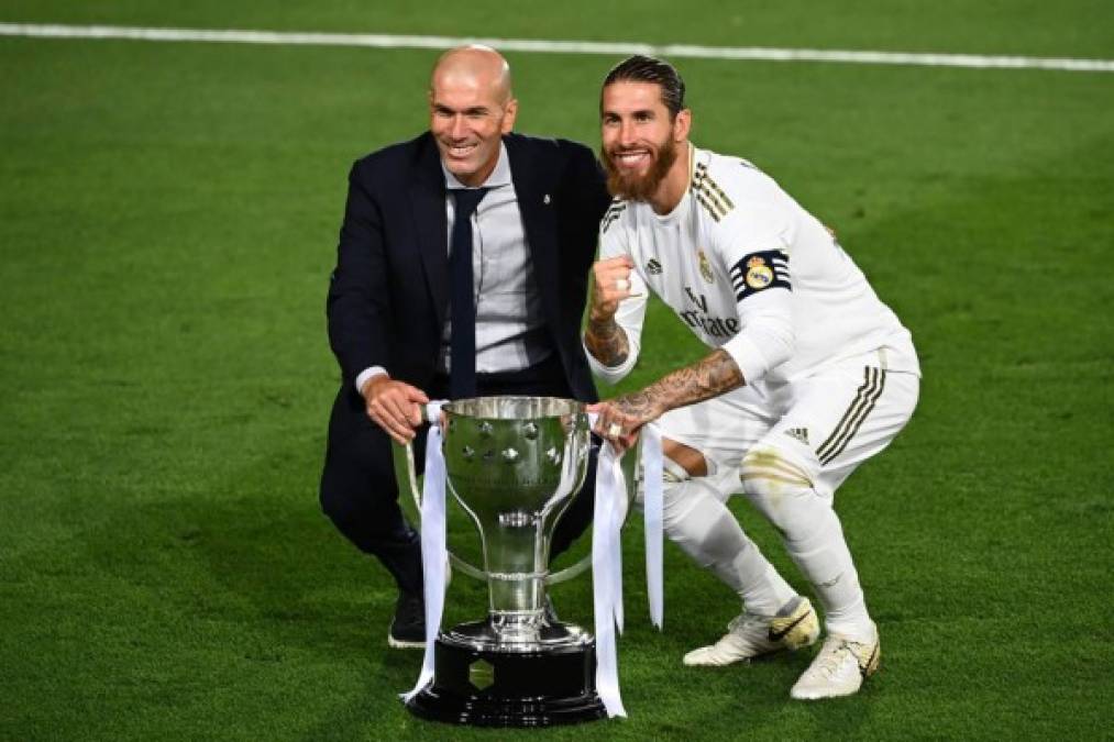 Zidane y Sergio Ramos posan con el trofeo de campeones.