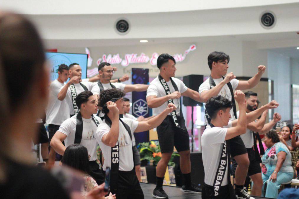 Los jóvenes representantes bailaron frente al público, quienes disfrutaron sanamente de la agenda de actividades realizadas. 