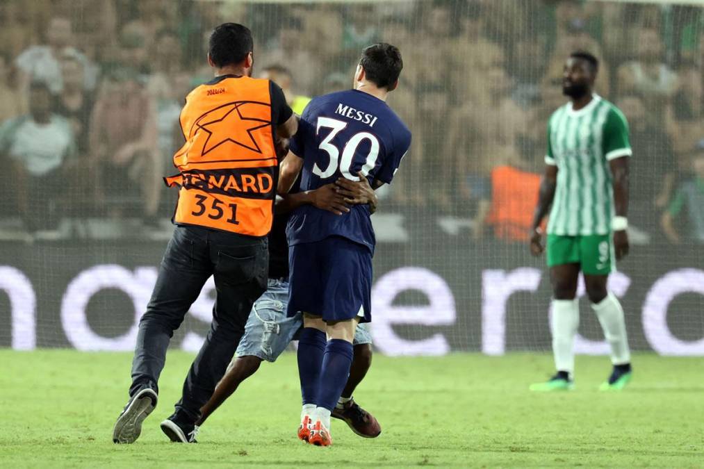 La seguridad del estadio intervinó rápido para detener al aficionado que tenía abrazado a Messi.