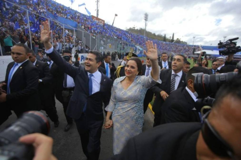 Ana García de Hernández optó por su cabello recogido.