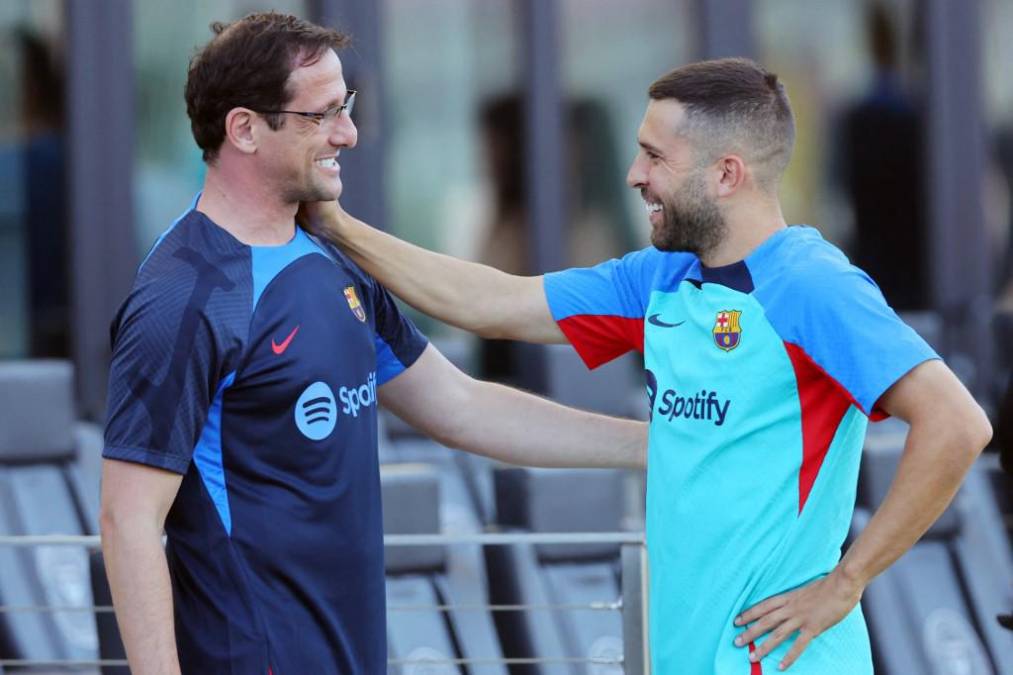 Jordi Alba: Lateral por la banda izquierda.