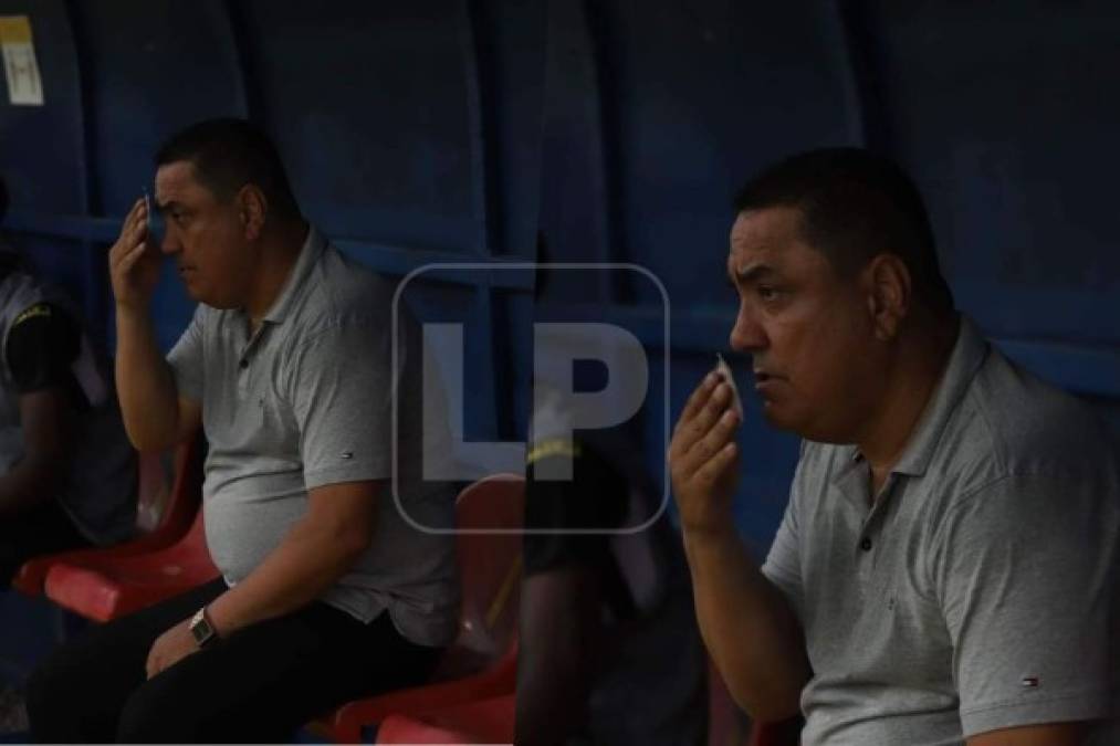 Jhon Jairo López, entrenador del Honduras Progreso, se persigna segundos antes del inicio del partido contra el Marathón.