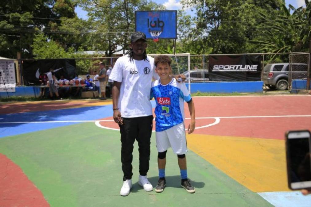 Alberth Elis recibió el cariño de los chicos.