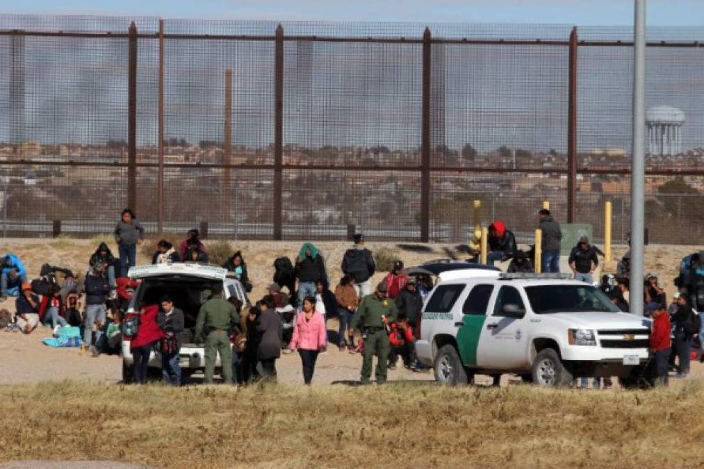 La Patrulla Fronteriza ha pedido refuerzos para atender al gran número de migrantes que han saltado el muro en los últimos tres días.