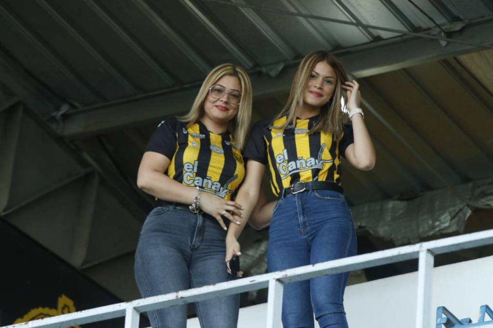 Ambientazo y lindas chicas en el Morazán con el Real España-Alajuelense por Liga Concacaf