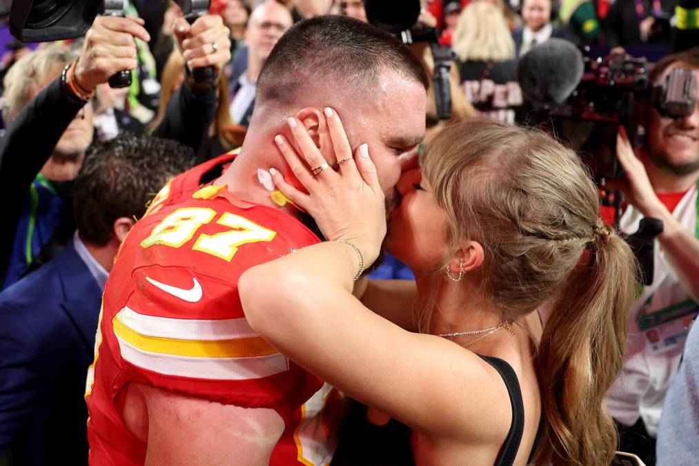 Taylor Swift estuvo allí para celebrar la victoria de Travis Kelce y los Kansas City Chiefs en el Super Bowl 2024. Swift llegó al campo, donde abrazó y besó a su novio varias veces.