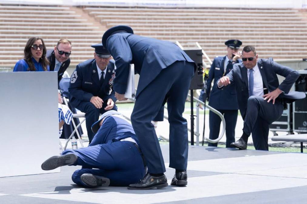Biden se tropieza y cae al suelo en una academia militar