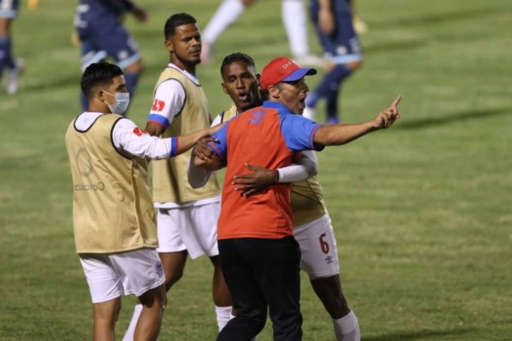 Pedro Troglio perdió el control y se fue contra el árbitro Armando Castro en el tramo final del juego luego de que el encargado de impartir justicia expulsó a tres jugadores del Olimpia. El estratega tuvo que ser controlado por sus propios futbolistas.