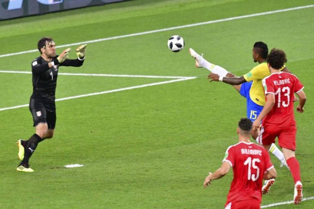 Así marcó Paulinho ante Vladimir Stojkovic el primer gol de Brasil. Foto AFP