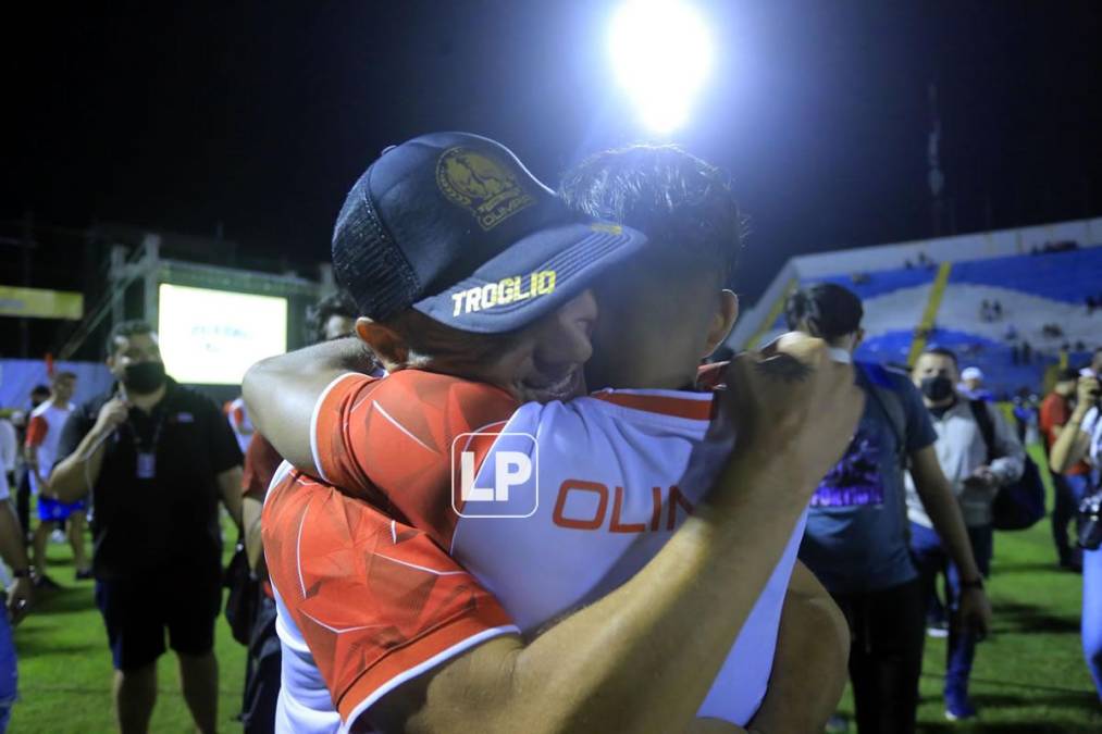 El tremendo abrazo de Pedro Troglio con Edwin Rodríguez.