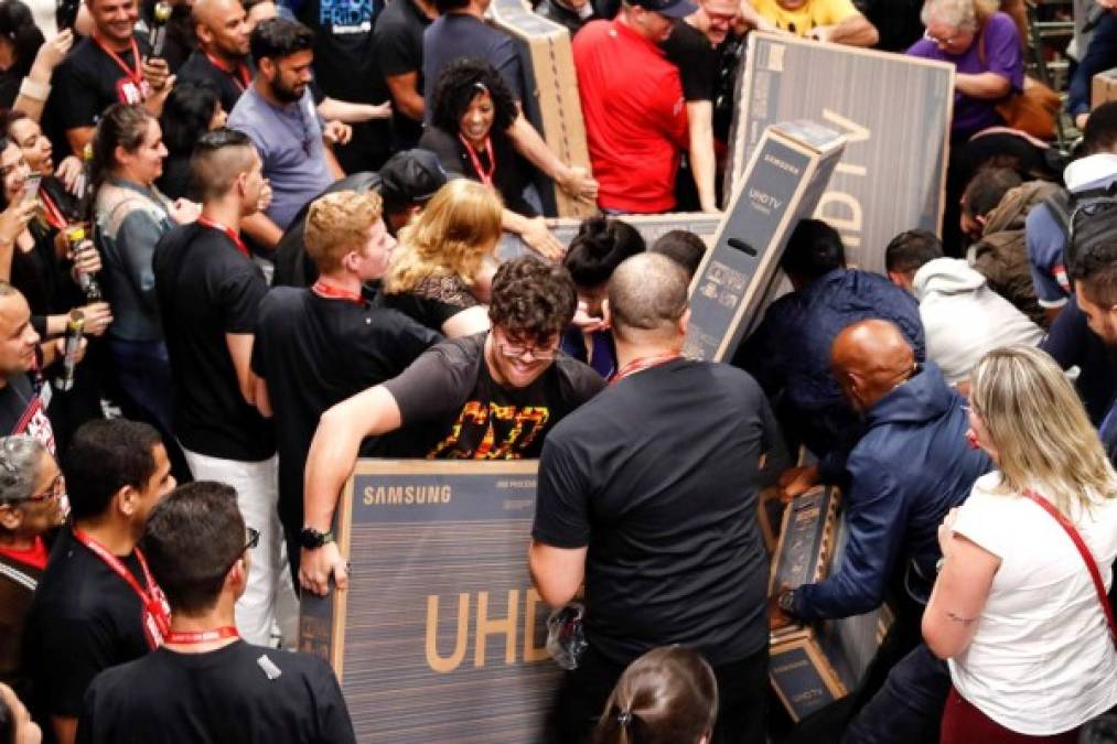 En Sao Paulo, un centenar de personas se concentró la noche del jueves en el supermercado Extra, uno de los más populares de Brasil, para conseguir una ganga, aunque el producto más disputado fue, como cada año, la televisión.<br/><br/>'Soy vecino de la zona y desde hace ocho años participo en el black friday', explicó el jubilado Valter Pereira, quien fue al supermercado en busca de la codiciada televisión.