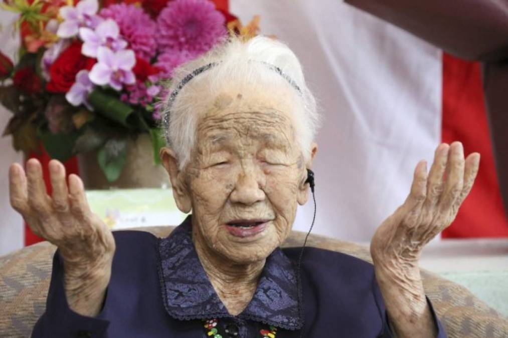 Cuando tenía 107 años, su hijo escribió un libro el cual habla sobre su vida y longevidad y está titulado 'En tiempos buenos y malos,107 años'. <br/><br/>A los 113, durante una entrevista con la reportera japonesa TNC desde su residencia para personas mayores, declaró: 'Desde que vine desde tan lejos, no he tenido ninguna elección, tendré que intentarlo más difícilmente. <br/><br/>¡Haré mi mejor esfuerzo!' (haciendo referencia a su longevidad).<br/><br/>Fue entrevistada por KBC en septiembre de 2017 cuando tenía 114 años.<br/>