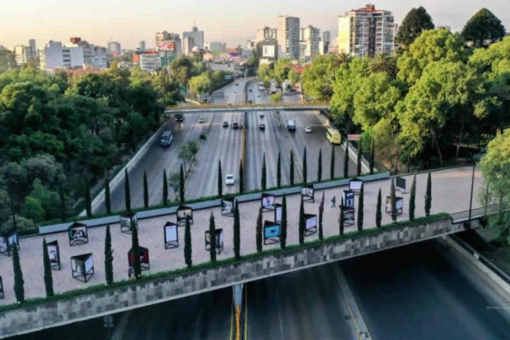 Vista aérea de poco tráfico hoy a lo largo de la autopista Circuito Interior en la Ciudad de México el 31 de marzo de 2020.