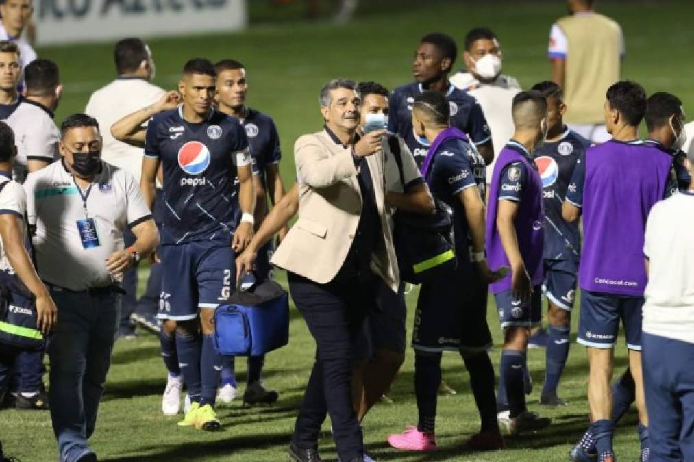 Diego Vázquez: Tras los rumores de posibles ofertas en Guatemala, en el Motagua han salido al paso y señalaron que esperan llegar a un acuerdo para que el estratega siga al frente del club azul: 'Con Diego sabemos por cuantos años más lo queremos y es una década, dos años más', declaró Eddy Atala en el programa Minuto 90 de Radio Cadena Voces.