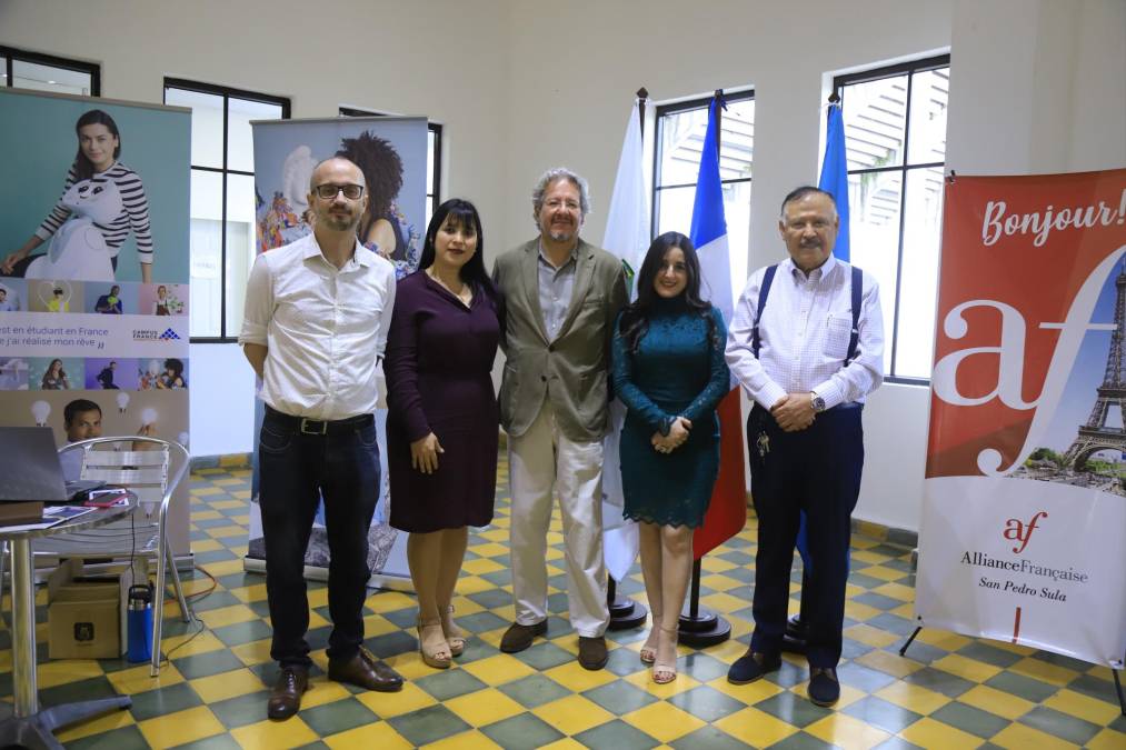 Autoridades académicas y diplomáticas. Michaël Sowinski, Lilian Robles, Emmanuel Pineda, embajador de Francia en Honduras junto a Alejandra Cerna y Carlos Urbizo.